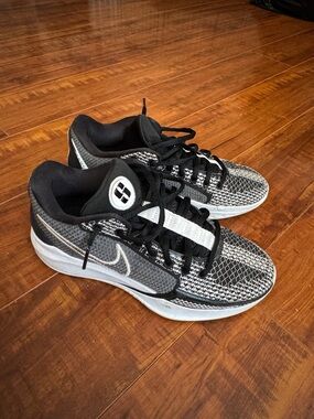 Nike Men's Black and White Low-Top Athletic Sneakers